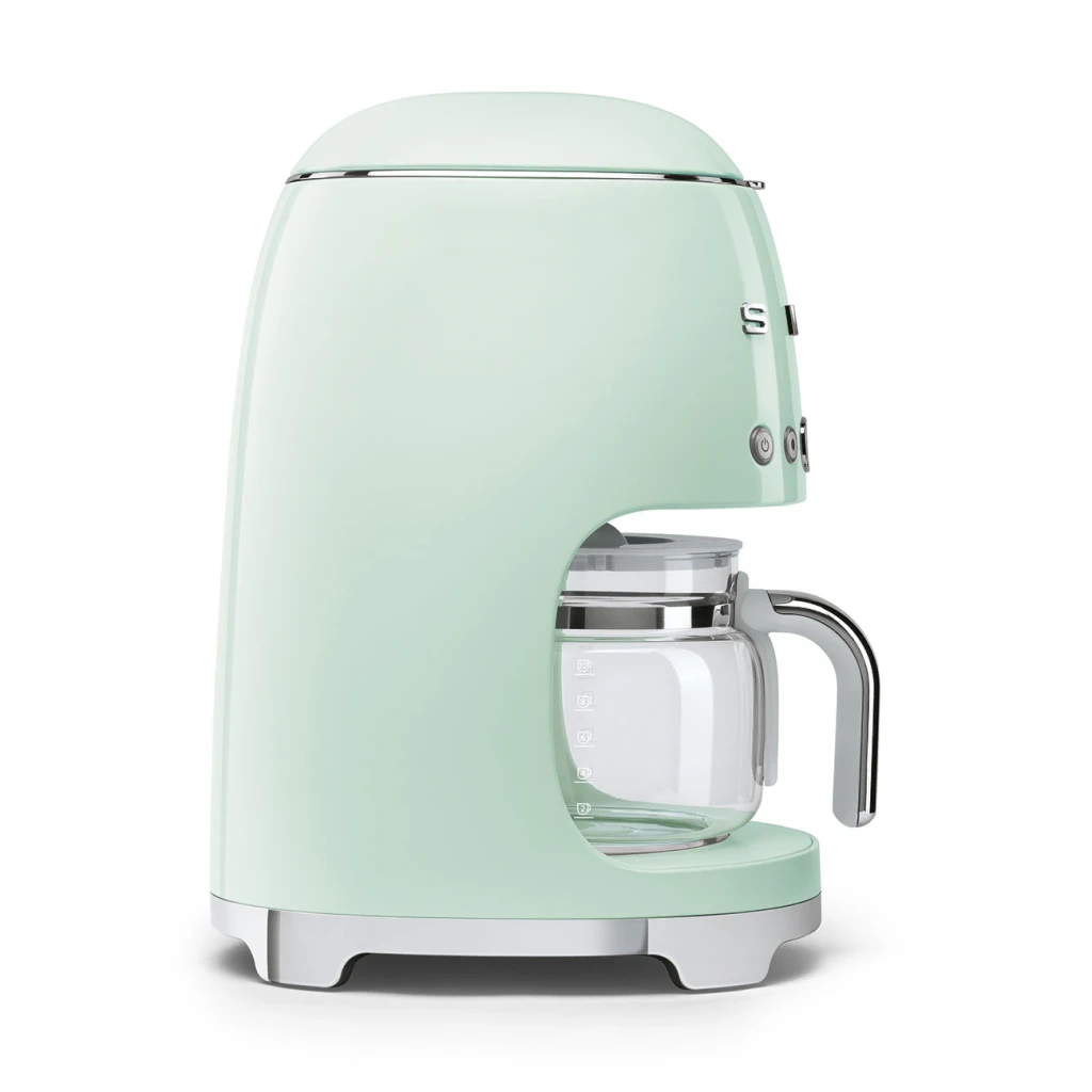 Cafetera de Goteo SMEG 1,4L 1050W Verde DCF02PGEU, vista lateral: jarra de vidrio con asa cromada y logo S en cuerpo verde