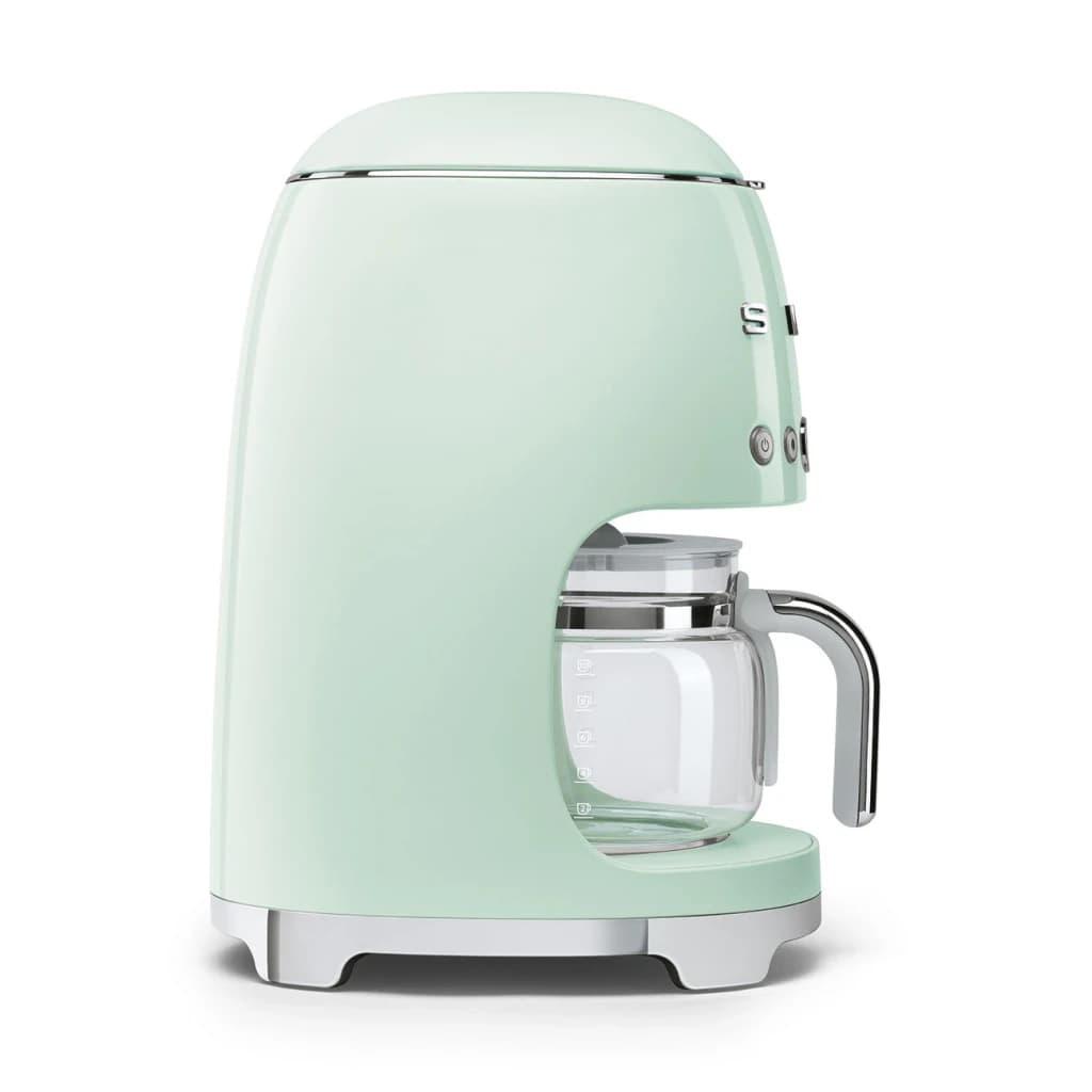 Cafetera de Goteo SMEG 1,4L 1050W Verde DCF02PGEU, vista lateral: jarra de vidrio con asa cromada y logo S en cuerpo verde