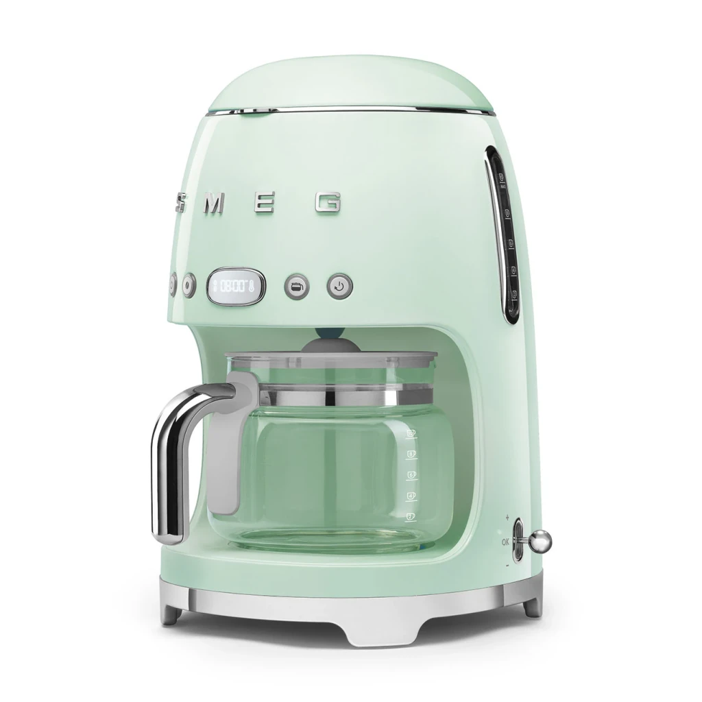 Cafetera de Goteo SMEG 1,4L 1050W Verde DCF02PGEU, vista lateral: letras cromadas, pantalla LCD y jarra de vidrio con asa