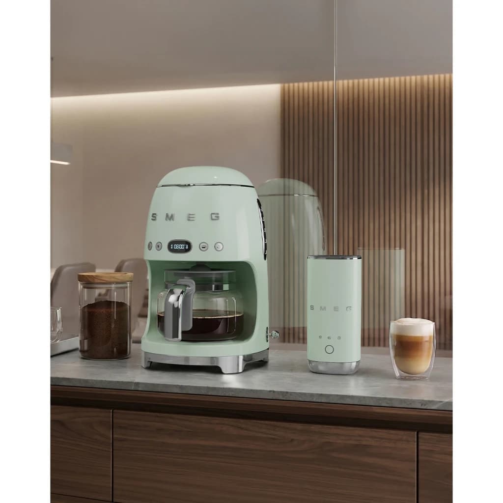 Cafetera de Goteo SMEG 1,4L 1050W Verde DCF02PGEU, lifestyle: sobre encimera con espumador SMEG verde y tarro de café