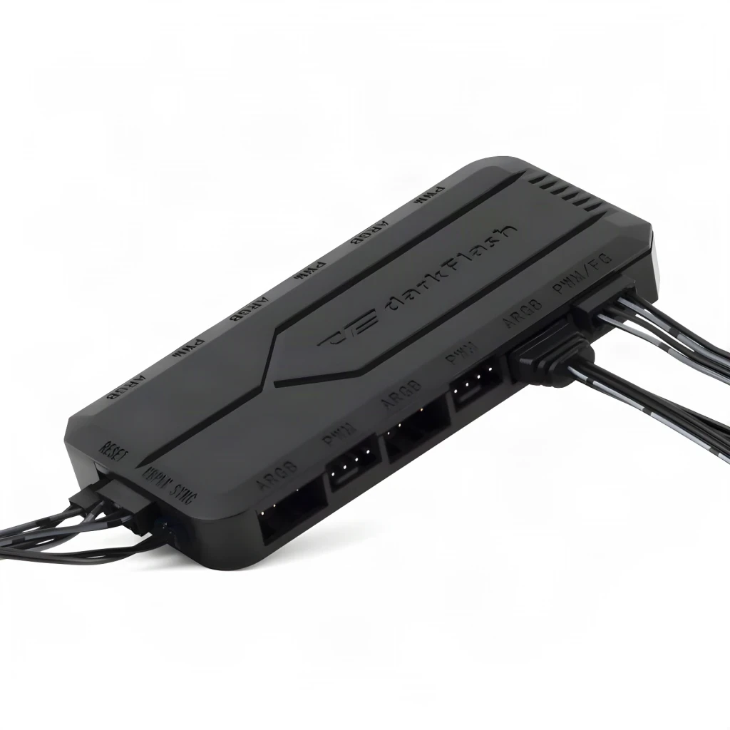 Controlador de ventiladores Darkflash RC2 RGB PWM 5 conectores ventilador Negro, en uso: vista en perspectiva con cables