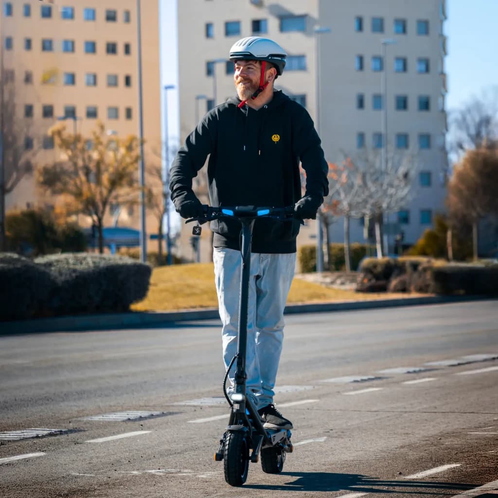 Patinete eléctrico smartGyro Rockway GT 800W 60km 25km/h 10 pulgadas Negro, en uso: hombre con casco circulando en ciudad