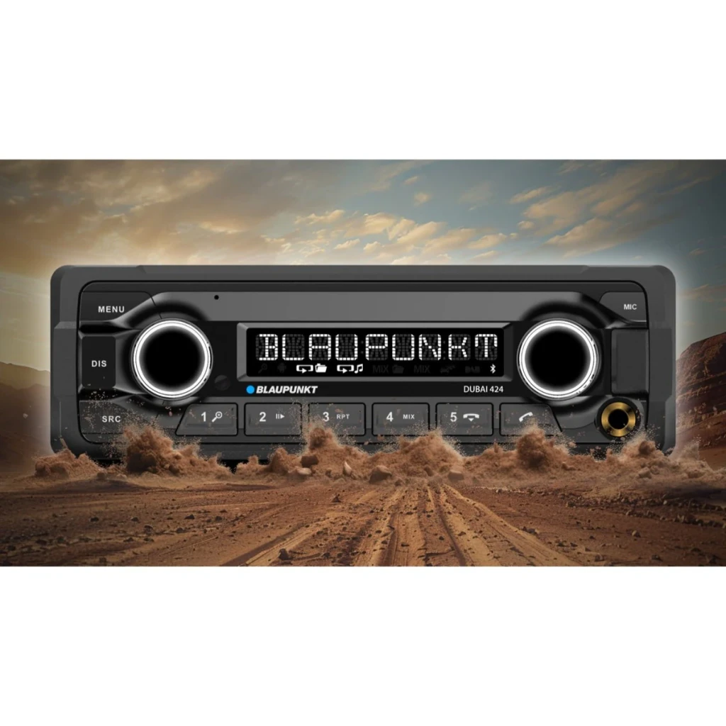 Autorradio Blaupunkt Dubai 424 Heavy Duty 24V 1DIN Bluetooth, en uso: frontal con display LED, dos mandos y fondo de pista