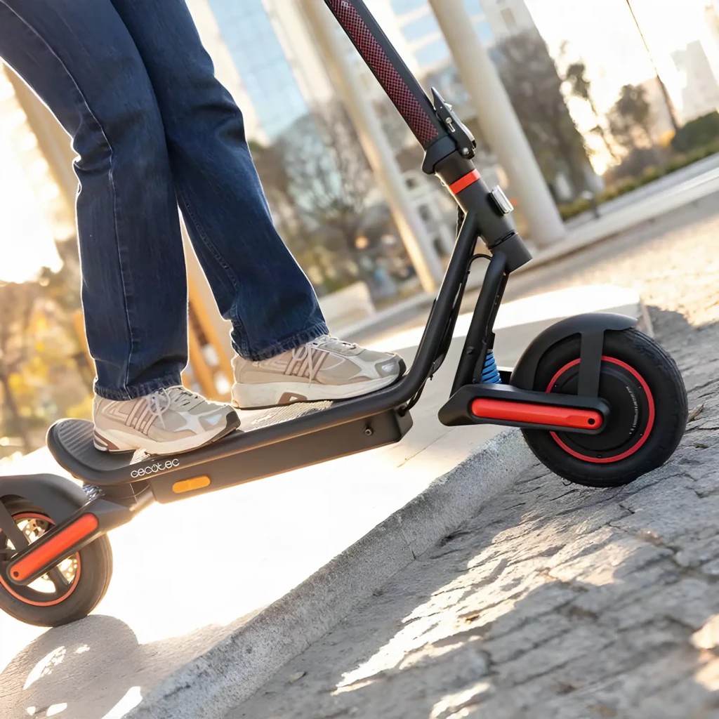 Patinete eléctrico Cecotec Bongo D40 XL Suspension Connected 800W 40km 25km/h 10 pulgadas Negro, vista lateral baja: ruedas