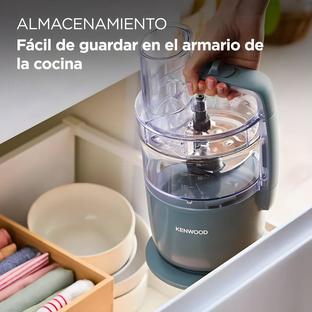 Robot de cozinha Kenwood MultiPro Go 1,3L 650W Azul FDP22.130GY, arrumação: mão a guardar o robot num armário de cozinha
