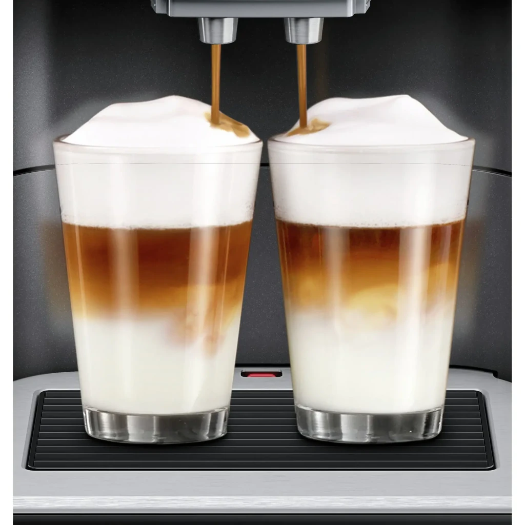 Cafetera Superautomática Siemens EQ.6 Plus S400 TE654319RW Molinillo Integrado Negro, en uso: dos boquillas sirviendo latte