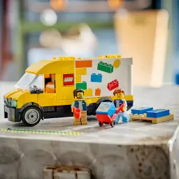 Set LEGO City Der Lieferwagen 60500 276 pièces 6+ ans, en situation: camionnette jaune avec 2 minifigurines déchargeant