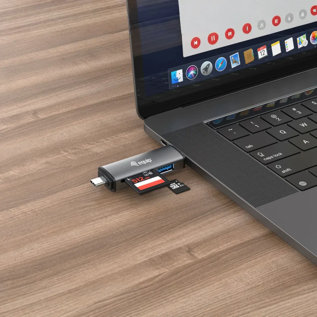 Lecteur de cartes Equip 245460 USB 3.2 Gen 1 Type-A/Type-C Gris, en utilisation: branché via Type-C sur laptop avec cartes
