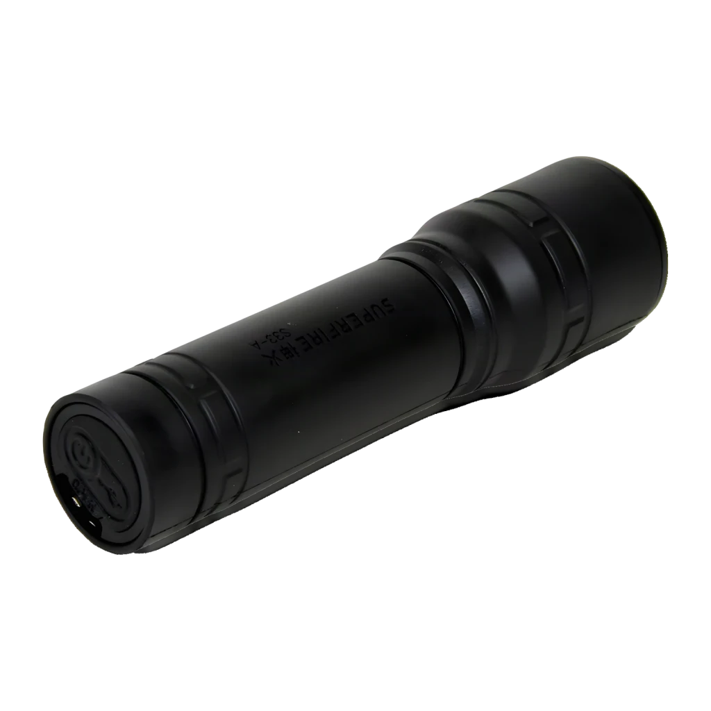Lanterna LED Superfire Preto Recarregável USB 124 lúmens 219 m S33-A, vista traseira: base com botão de energia e porta USB