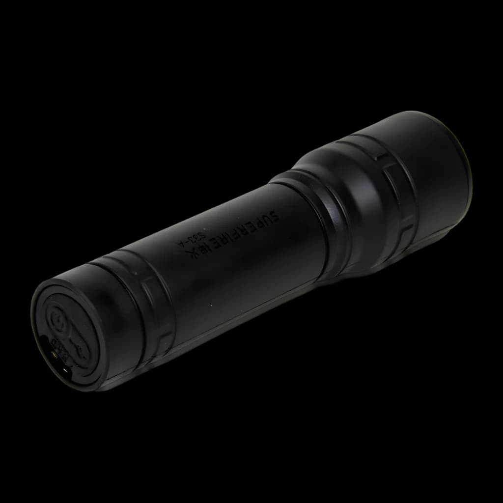 Lanterna LED Superfire Preto Recarregável USB 124 lúmens 219 m S33-A, vista traseira: base com botão de energia e porta USB