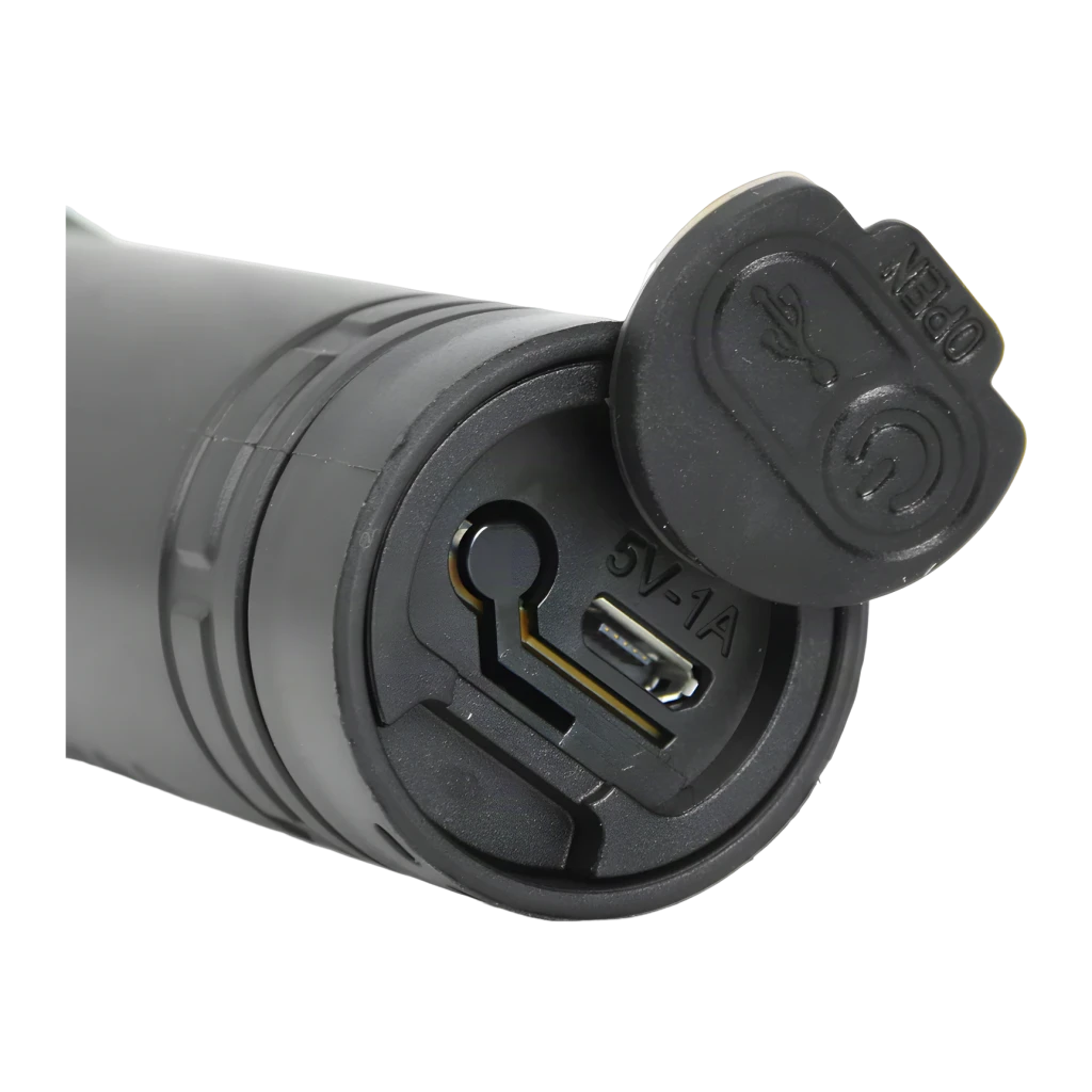 Lanterna LED Superfire Preto Recarregável USB 124 lúmens 219 m S33-A, detalhe: porta micro USB 5V-1A com tampa protetora