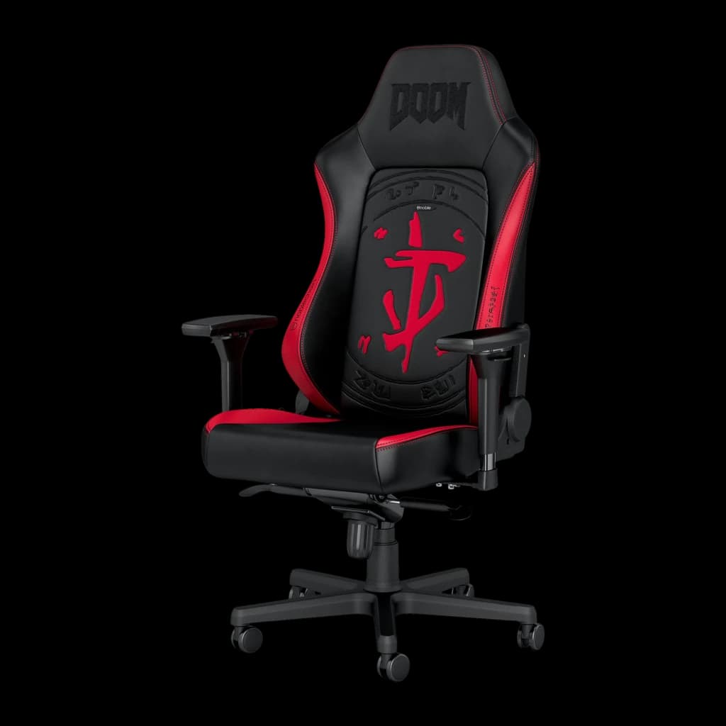 Chaise Gaming Noblechairs Hero DOOM Edition Noir/Rouge Simili Cuir 4D 150 kg, vue de face: logo DOOM en tête et emblème