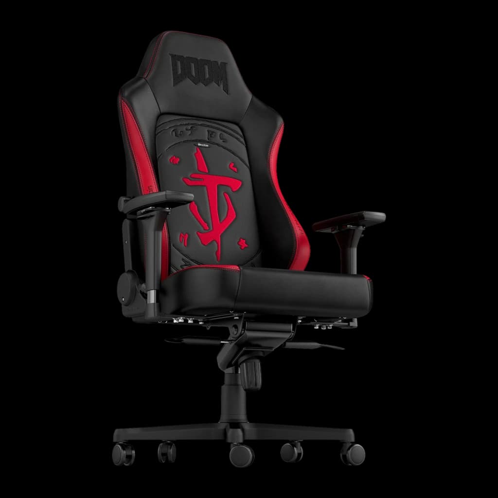 Chaise Gaming Noblechairs Hero DOOM Edition Noir/Rouge Simili Cuir 4D 150 kg, détail: symbole Doom Slayer brodé rouge