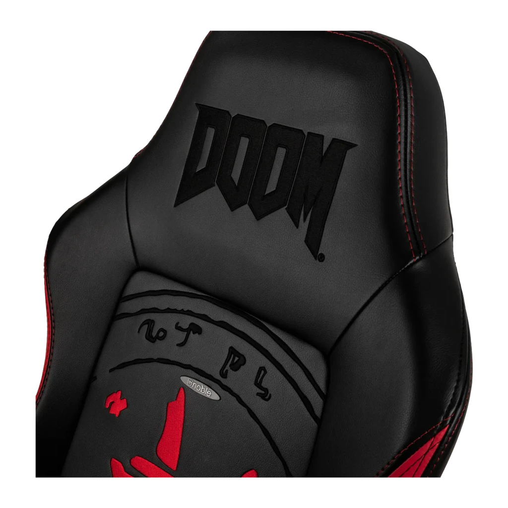 Chaise Gaming Noblechairs Hero DOOM Edition Noir/Rouge Simili Cuir 4D 150 kg, détail: logo DOOM brodé sur le dossier