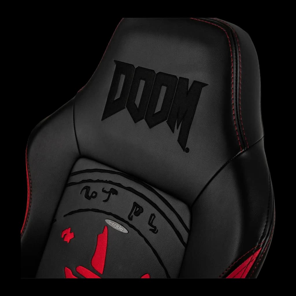 Chaise Gaming Noblechairs Hero DOOM Edition Noir/Rouge Simili Cuir 4D 150 kg, détail: logo DOOM brodé sur le dossier