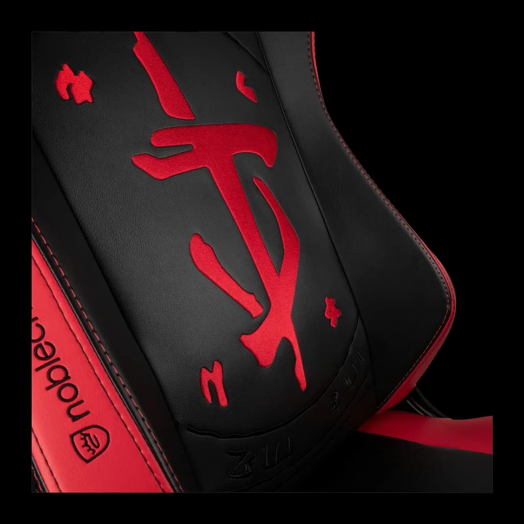 Chaise Gaming Noblechairs Hero DOOM Edition Noir/Rouge Simili Cuir 4D 150 kg, détail: broderie rouge symbole DOOM