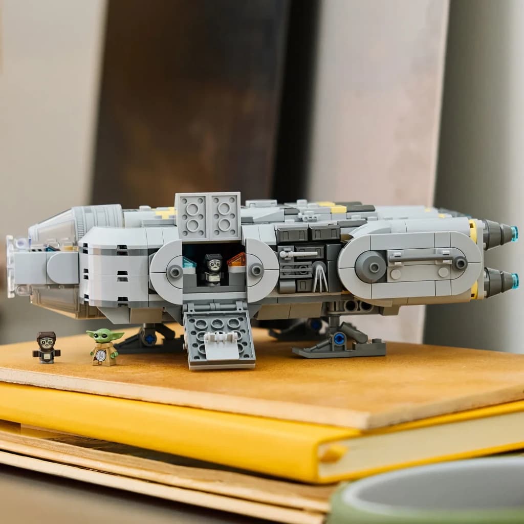 LEGO Star Wars Vaisseau Anzellien 75445 701 pièces en situation: rampe ouverte avec minifigurines Grogu et pilote