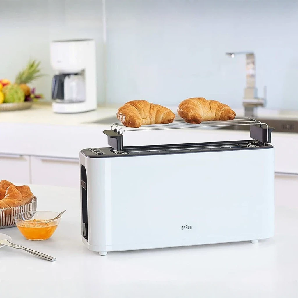 Grille-pain Braun PurEase HT 3110 1000W 1 Fente Blanc, en utilisation: deux croissants sur la grille dans une cuisine blanche