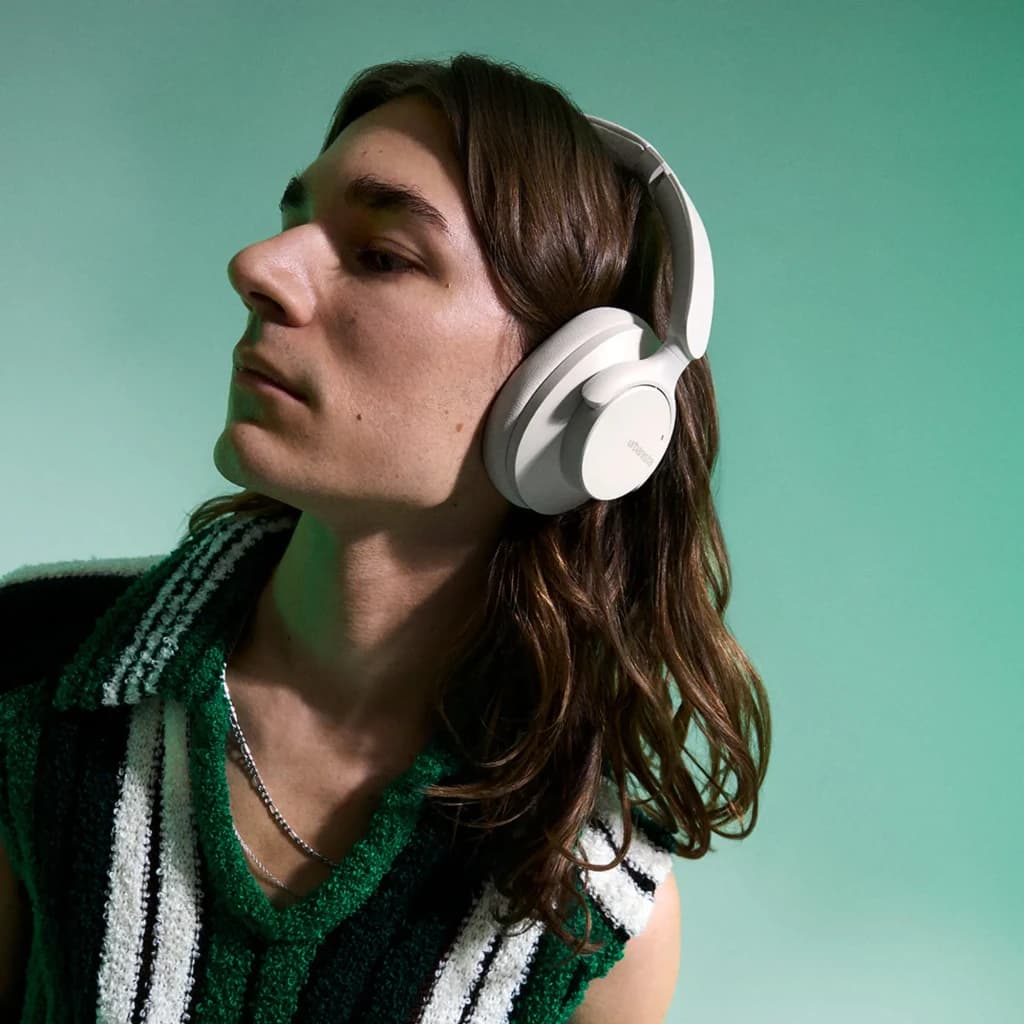 Casque Urbanista Valencia Réduction de Bruit Active Arceau Bluetooth 5.3 Blanc, en utilisation: modèle de profil portant