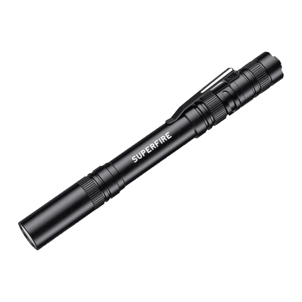 Lanterna LED Superfire L28 Preto 121 lúmens 52 m 5 modos + SOS, vista frontal: corpo tipo caneta com clipe e logótipo gravado