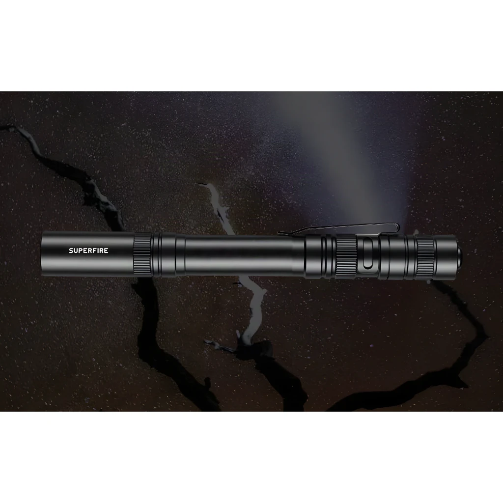 Lanterna LED Superfire L28 Preto 121 lúmens 52 m 5 modos + SOS, detalhe: corpo tubular com logo, clip e feixe de luz