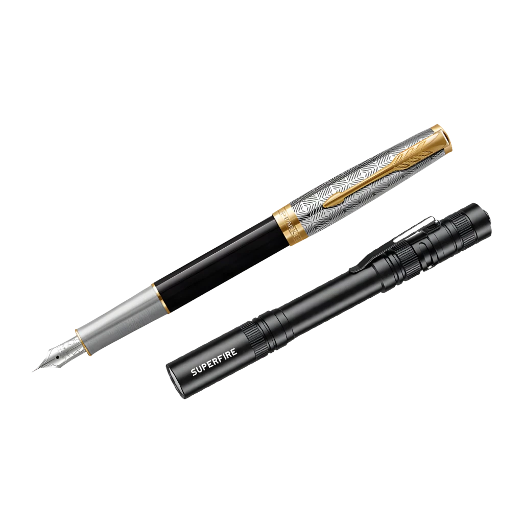 Lanterna LED Superfire L28 Preto 121 lúmens 52 m 5 modos + SOS, detalhe: comparação de tamanho ao lado de uma caneta-tinteiro