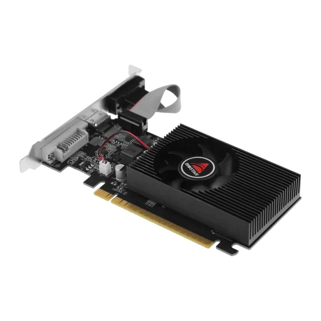 Biostar GeForce GT 730 4GB GDDR3 1 ventoinha, detalhe: vista isométrica com dissipador canelado, ventoinha Biostar e bracket