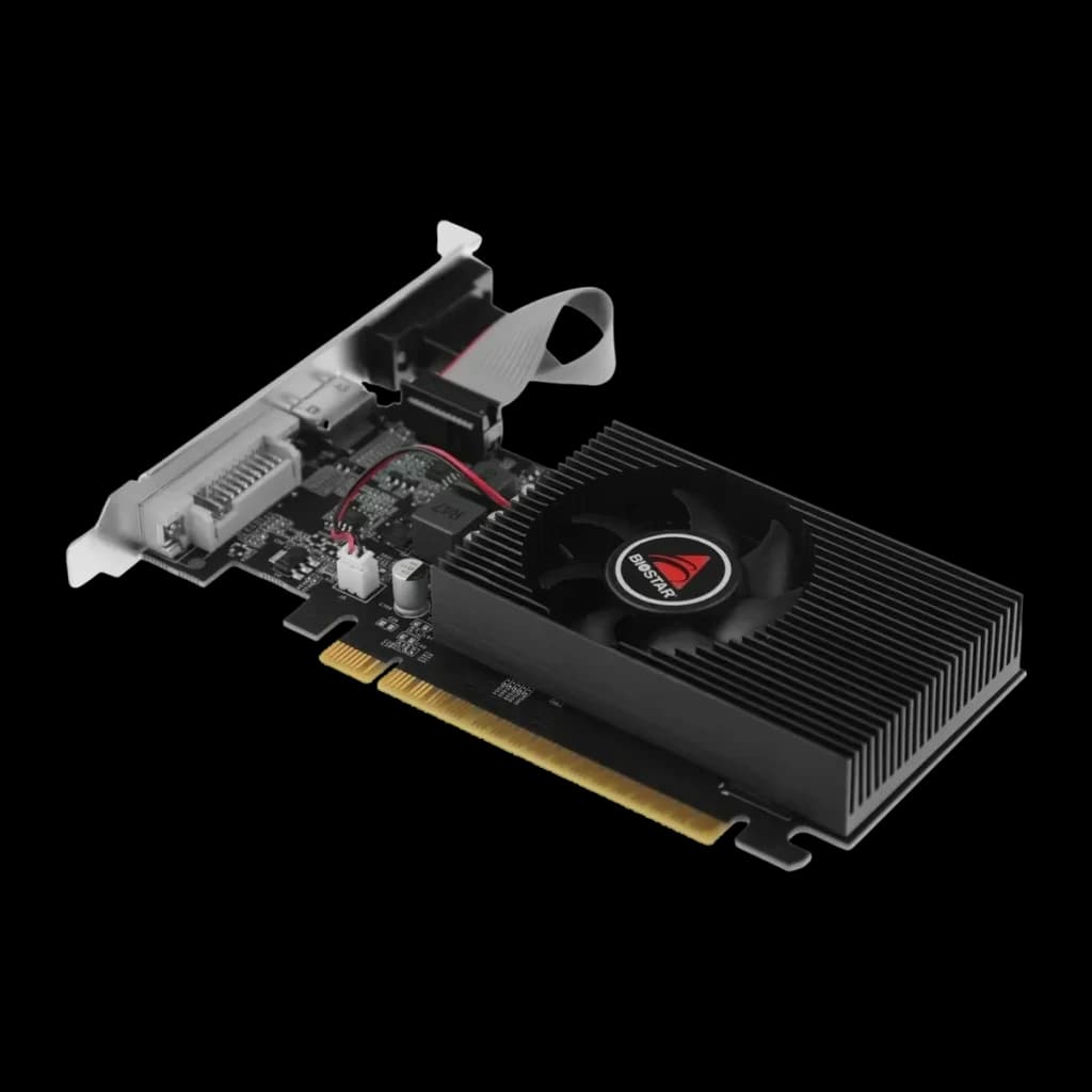 Biostar GeForce GT 730 4GB GDDR3 1 ventoinha, detalhe: vista isométrica com dissipador canelado, ventoinha Biostar e bracket