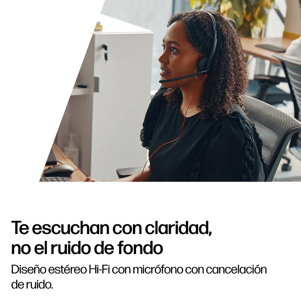 Auriculares con micrófono Poly Blackwire 3225 Stereo USB-A Diadema Negro, en uso: mujer en oficina con auricular y brazo