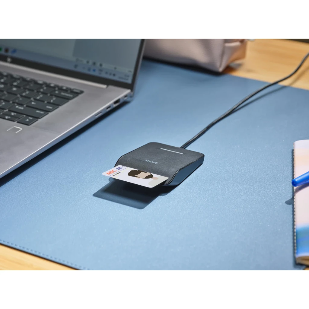Lecteur de cartes à puce Trust Primo USB-C Noir DNIe 3.0, en utilisation: carte insérée sur bureau avec ordinateur portable