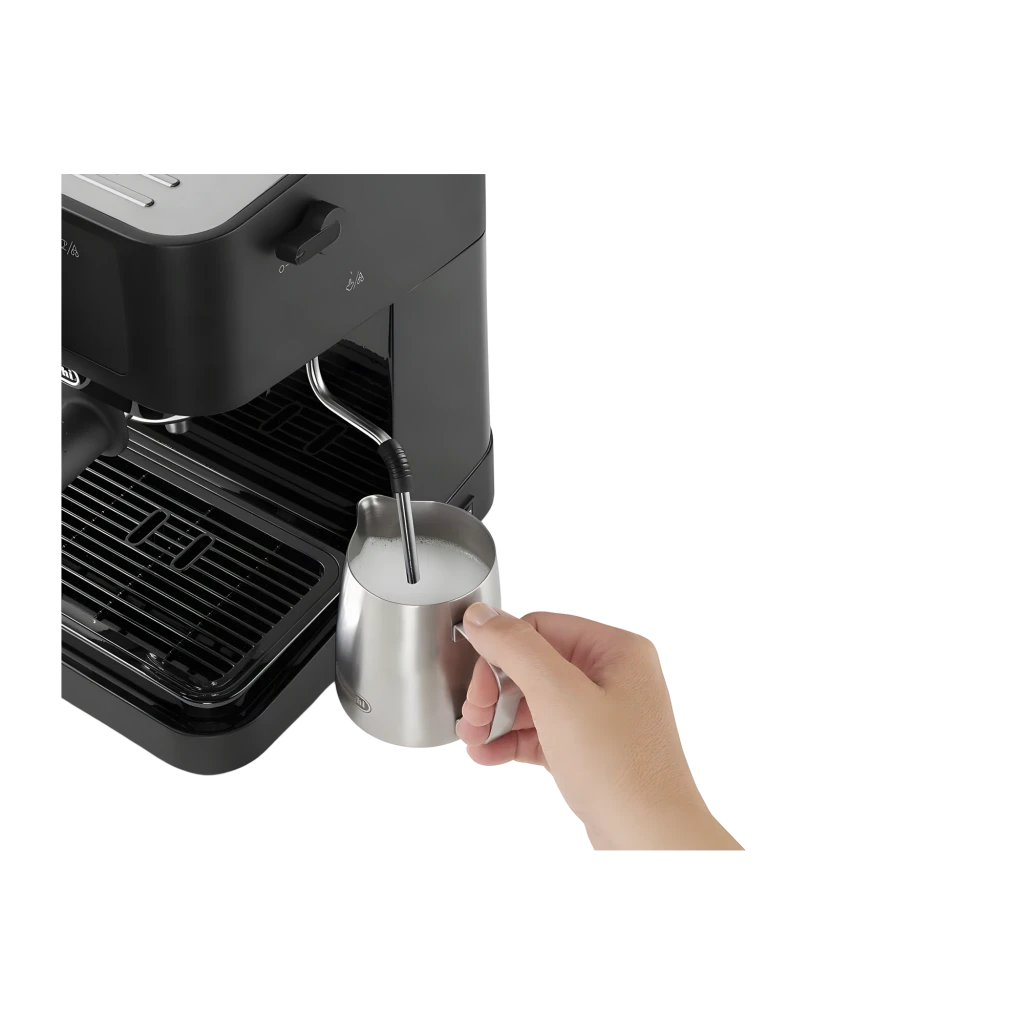 Machine à Expresso De'Longhi Stilosa 1L Buse Vapeur 15bar Noir EC235.BK, détail: main tenant un pichet de lait sous la buse