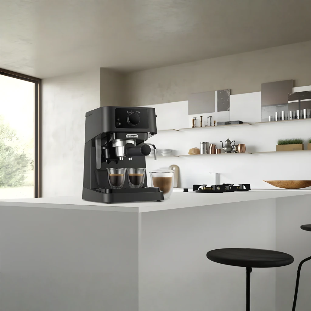 Machine à Expresso De'Longhi Stilosa 1L Buse Vapeur 15bar Noir EC235.BK, en usage: vue latérale en cuisine moderne avec deux