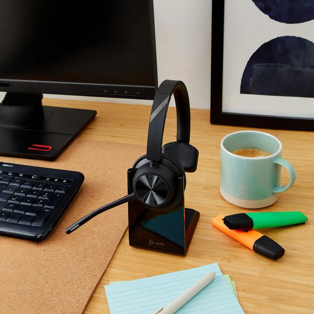 Auriculares Poly Voyager 4310-M Microsoft Teams BT700 Diadema Bluetooth USB-C Negro, en uso: sobre base de carga