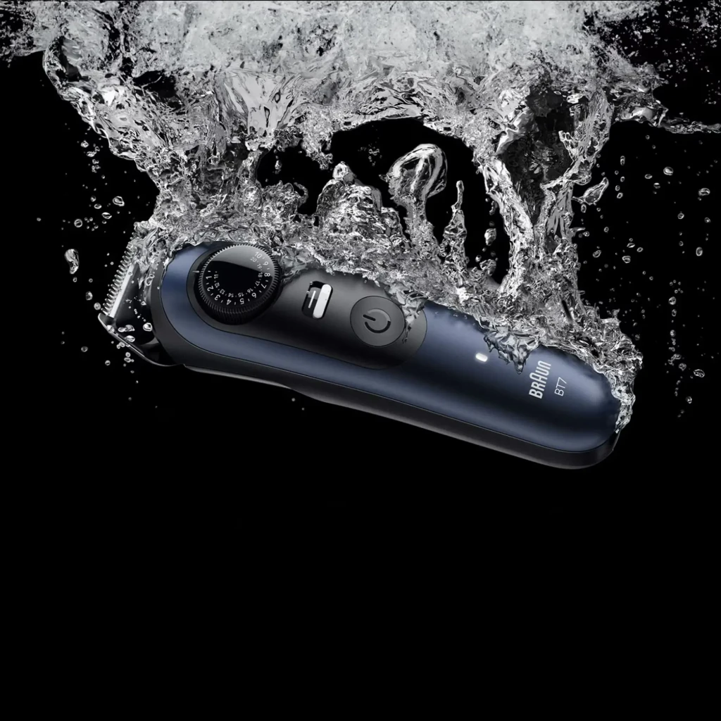 Aparador de barba Braun Series 7 BT7520 Seco e molhado 120min Azul/Preto, em uso: submerso em água com salpicos, vista