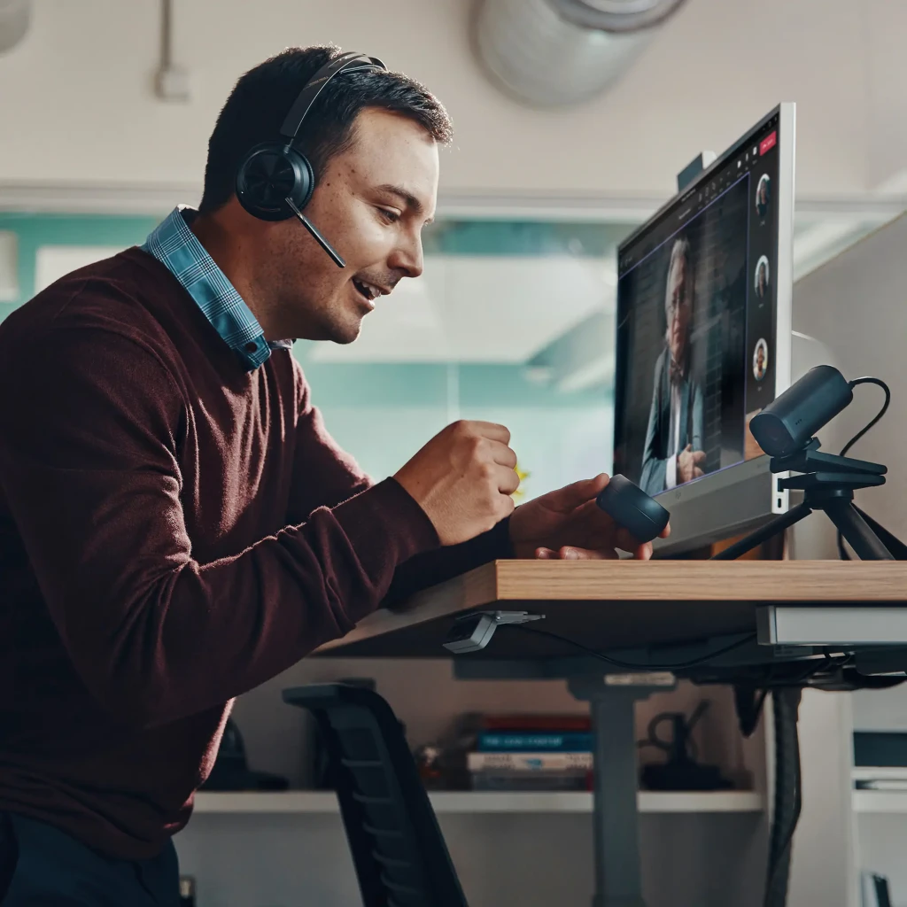 Auriculares Poly Voyager Focus 2 USB-C Cancelación de Ruido Diadema Bluetooth 5.1 Negro, en uso: hombre en videollamada