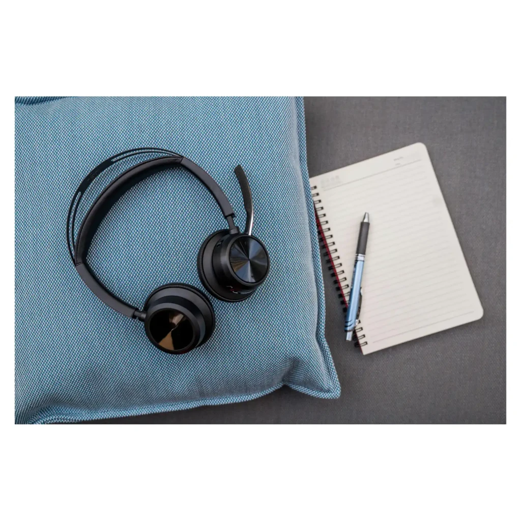 Auriculares Poly Voyager Focus 2 USB-C Cancelación de Ruido Diadema Bluetooth 5.1 Negro, en uso: sobre cojín azul junto