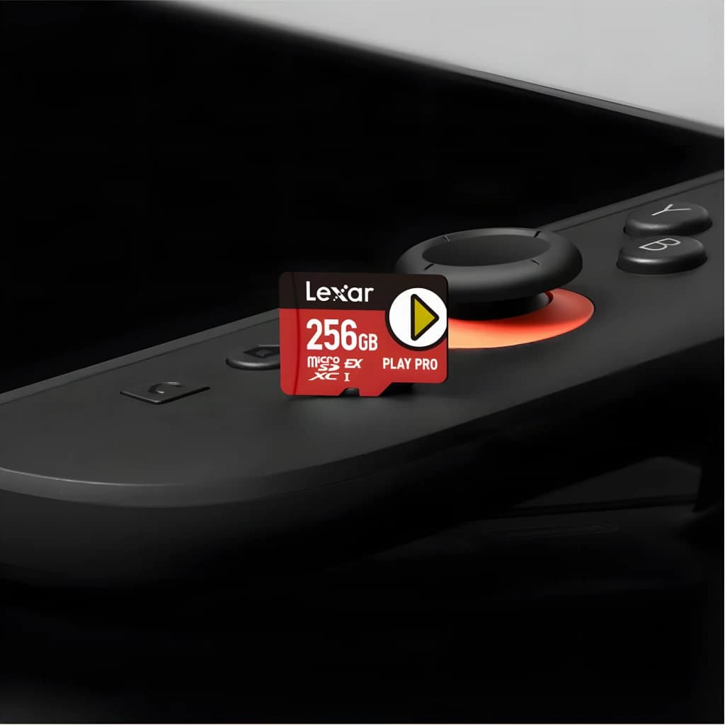 Tarjeta microSD Lexar PLAY Pro microSDXC Express 7.1 256GB V30 U3, en uso: tarjeta roja apoyada sobre mando de consola