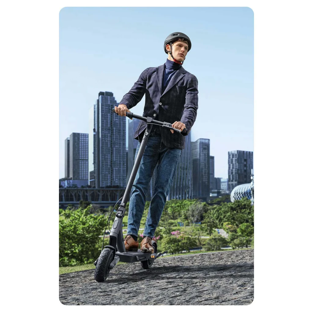 Patinete Eléctrico Xiaomi Electric Scooter 4 Ultra 500W 70km 25km/h Negro, en uso: hombre con casco circulando por ciudad