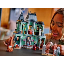 Set de construction LEGO Creator Manoir Hanté 31167 736 pièces 9+ ans, en jeu: fillette souriante joue avec le manoir vert