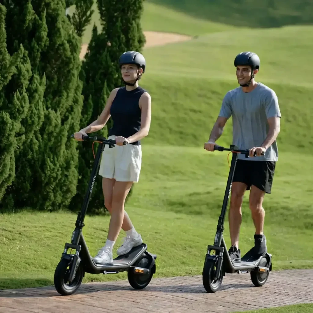 Trottinette Électrique Xiaomi Electric Scooter 6 400W 45km 20km/h 12 pouces Gris, en utilisation: deux personnes casquées
