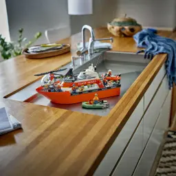 Set de construcción LEGO City Barco y Helicóptero de Rescate de Guardacostas 60504 742 piezas, en uso: barco naranja