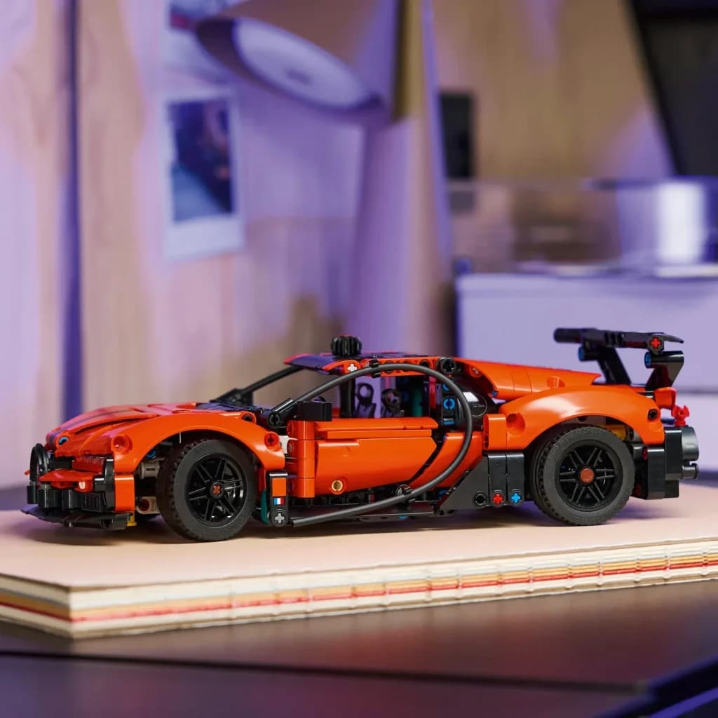 LEGO Technic Hipercarro Bugatti Chiron Pur Sport 42222 771 peças 9+ anos, em uso: vista lateral sobre mesa, carroceria