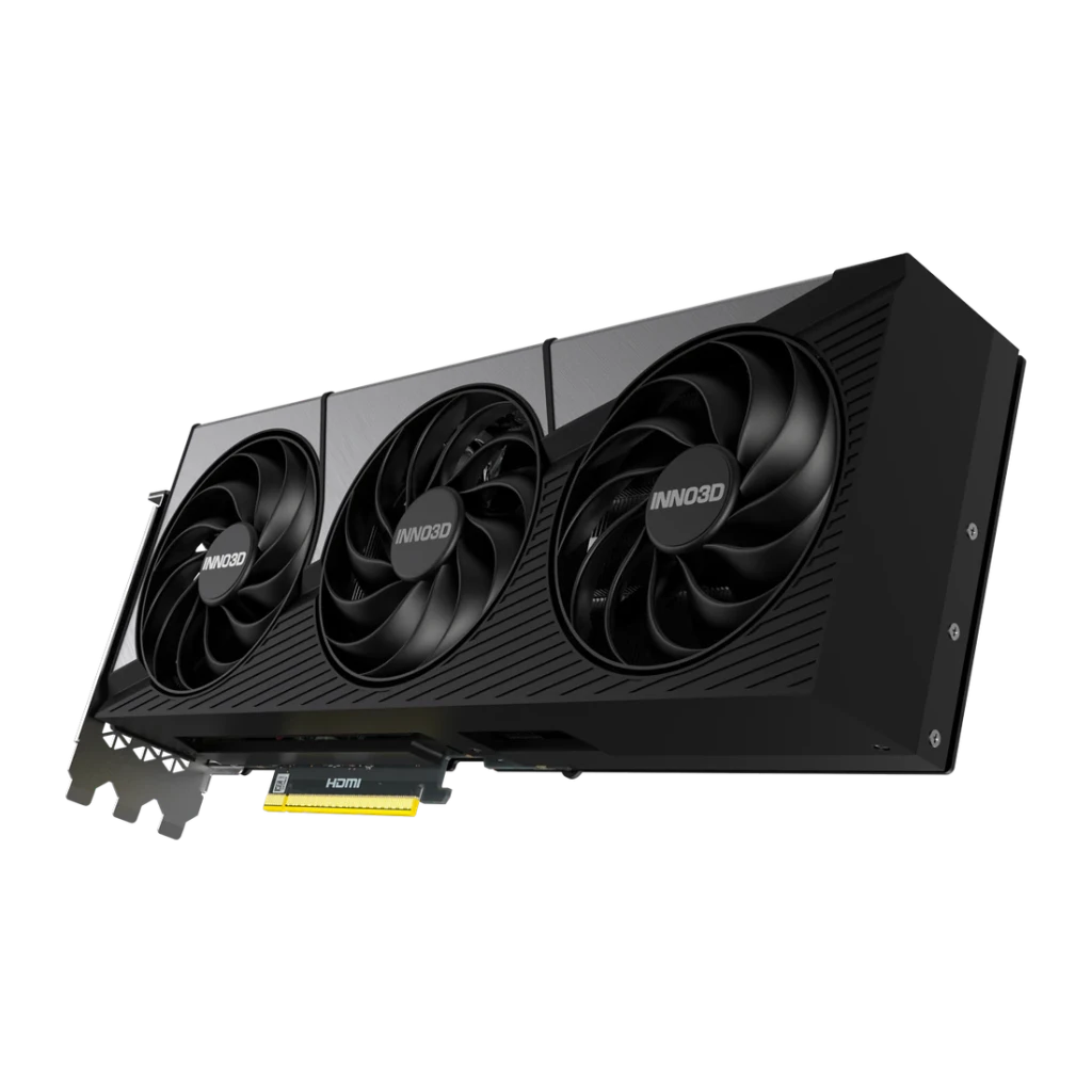 Inno3D GeForce RTX 5090 X3 32GB GDDR7, detalle: vista angular de los tres ventiladores y puertos HDMI en bracket negro