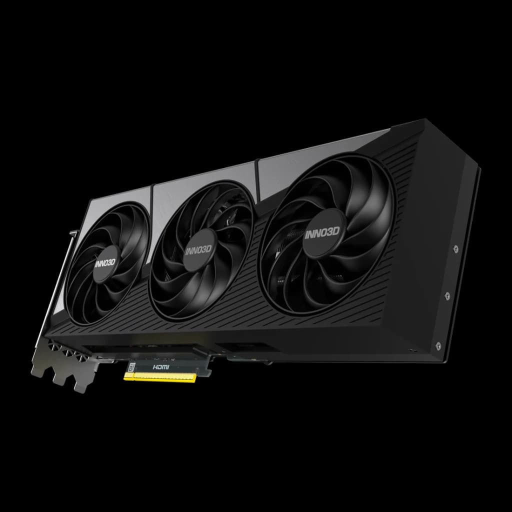 Inno3D GeForce RTX 5090 X3 32GB GDDR7, detalle: vista angular de los tres ventiladores y puertos HDMI en bracket negro