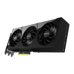 Inno3D GeForce RTX 5090 X3 32GB GDDR7, detalle: vista angular de los tres ventiladores y puertos HDMI en bracket negro