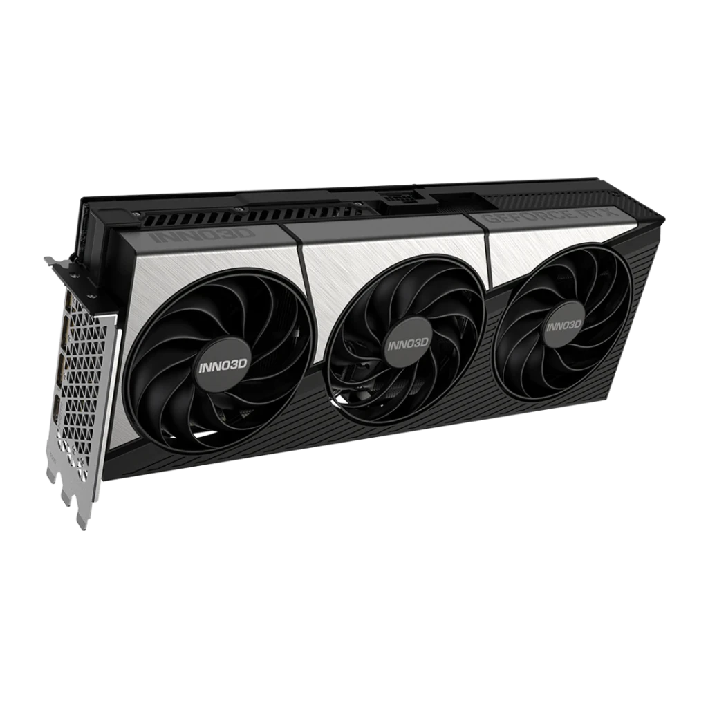 Inno3D GeForce RTX 5090 X3 32GB GDDR7, vista frontal: tres ventiladores con logo, shroud plateado y negro, bracket lateral