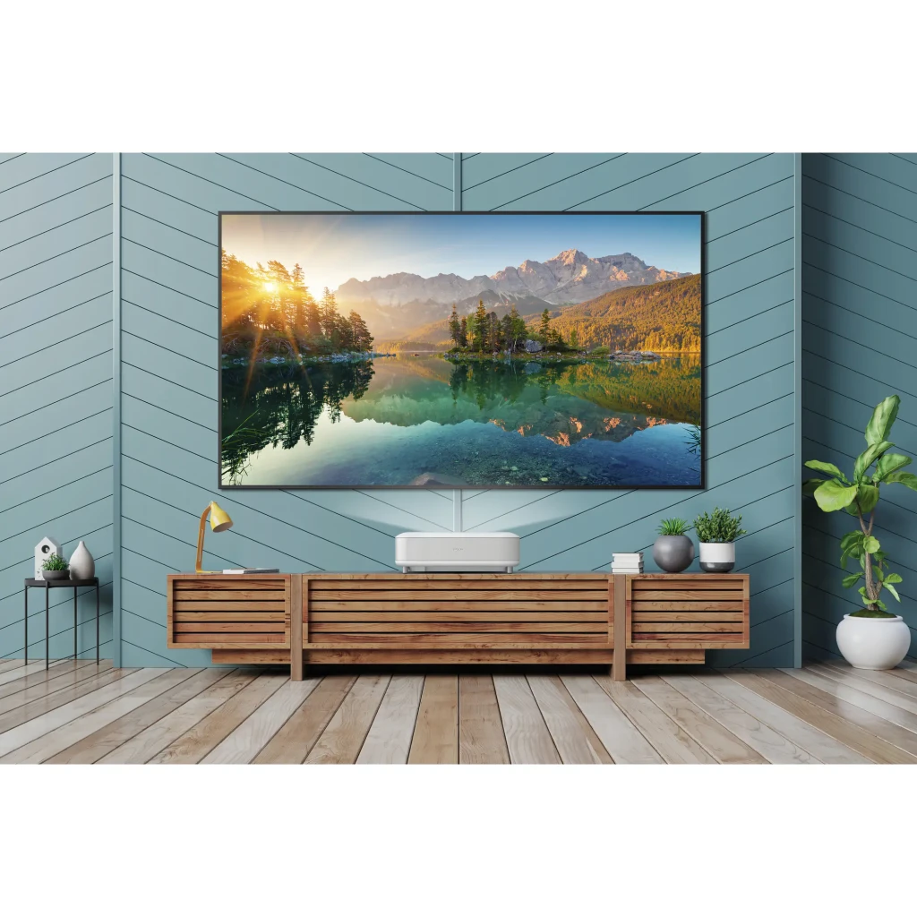 Proyector Epson Láser 4K Tiro Ultracorto 3600 Lúmenes ANSI Blanco EH-LS650W, en uso: proyectando imagen 4K de paisaje
