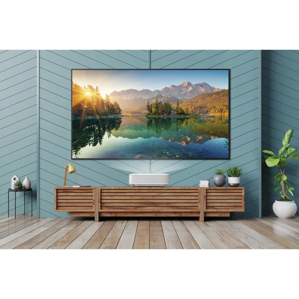 Proyector Epson Láser 4K Tiro Ultracorto 3600 Lúmenes ANSI Blanco EH-LS650W, en uso: proyectando imagen 4K de paisaje