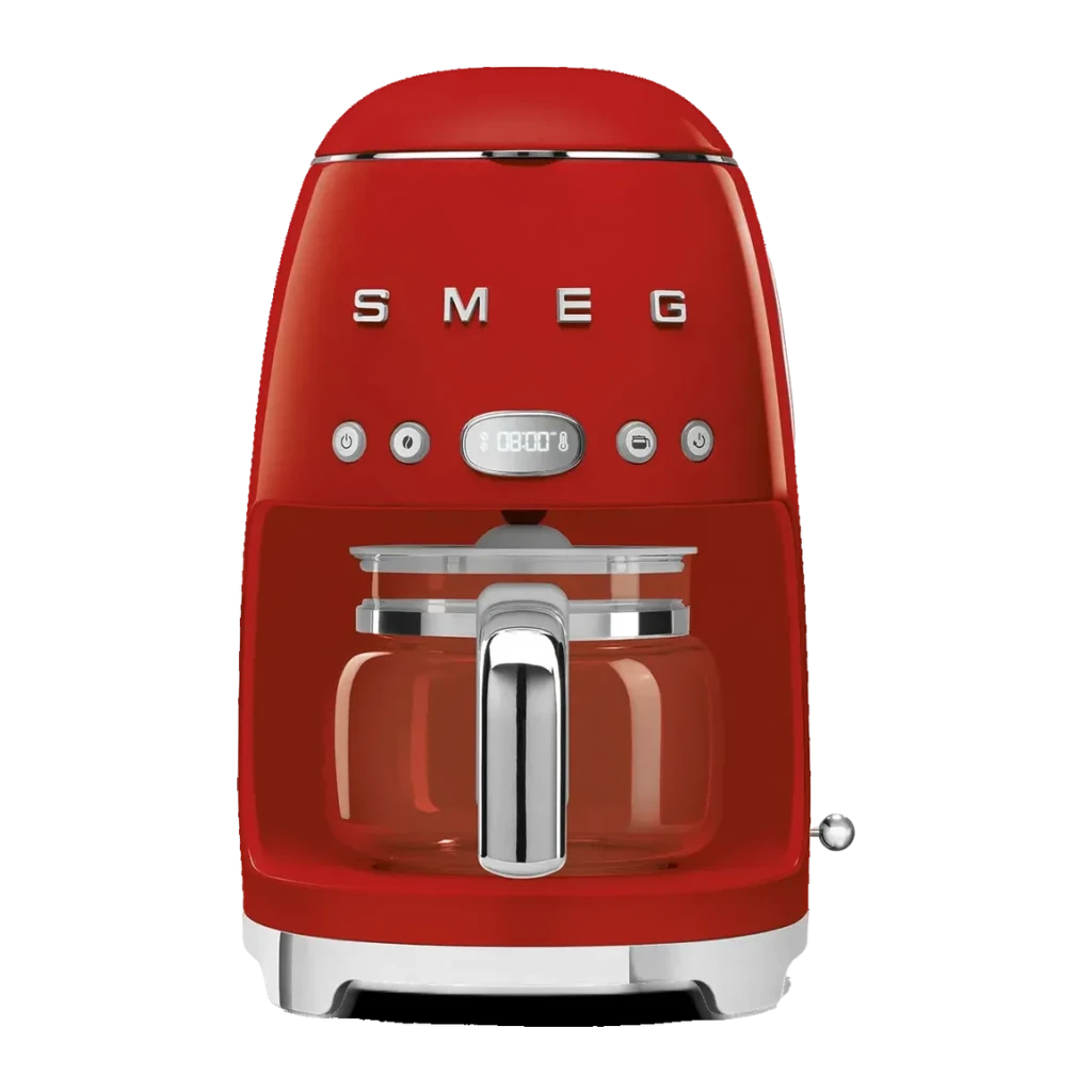 Cafetera de goteo Smeg 1,4L 1050W Rojo DCF02RDEU, vista frontal: cuerpo rojo con logo cromado, pantalla digital y jarra