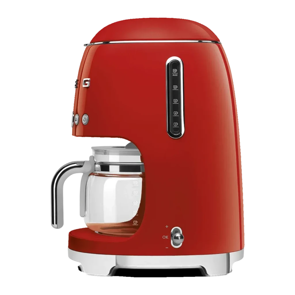 Cafetera de goteo Smeg 1,4L 1050W Rojo DCF02RDEU, detalle lateral: panel de control, jarra de vidrio y acabados cromados